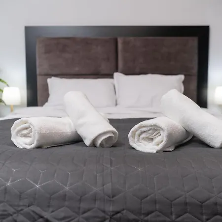 Chic 1br With Balcony In *