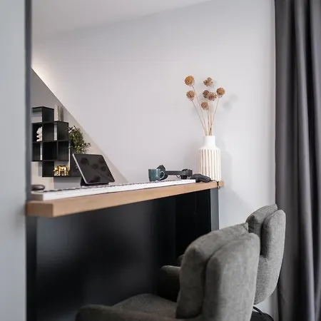 Chic 1br With Balcony In