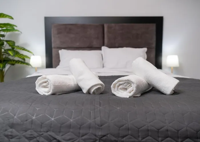 Chic 1br With Balcony In *