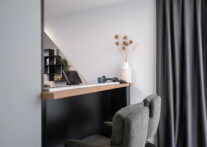 Chic 1br With Balcony In