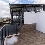 Appartement Chic 1br With Balcony In