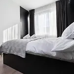Chic 1br With Balcony In Apartment *