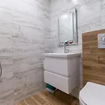 Chic 1br With Balcony In