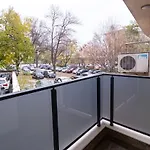 Chic 1br With Balcony In Apartment