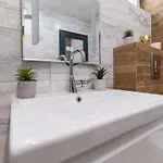 Chic 1br With Balcony In