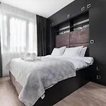 Chic 1br With Balcony In Apartment *