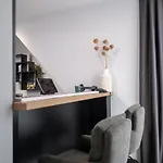 Chic 1br With Balcony In