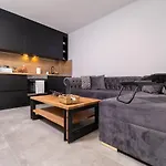 Chic 1br With Balcony In Appartement