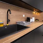 Chic 1br With Balcony In
