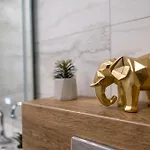 Appartement Chic 1br With Balcony In