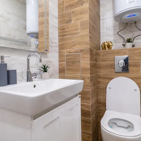 Chic 1br With Balcony In Apartment