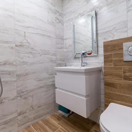 Chic 1br With Balcony In