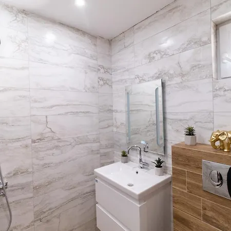 アパート Chic 1br With Balcony In *