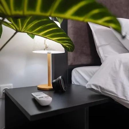 Chic 1br With Balcony In Apartman *