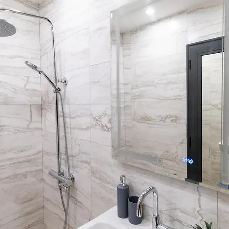 Chic 1br With Balcony In アパート