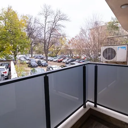 Chic 1br With Balcony In アパート