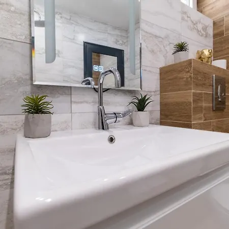 Chic 1br With Balcony In