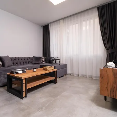 Chic 1br With Balcony In アパート