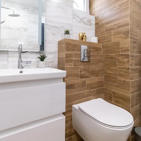 Chic 1br With Balcony In Apartman *