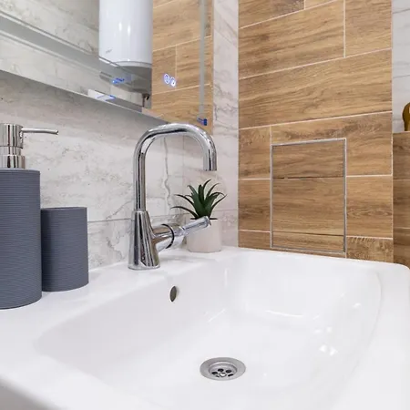 Chic 1br With Balcony In *