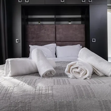 アパート Chic 1br With Balcony In