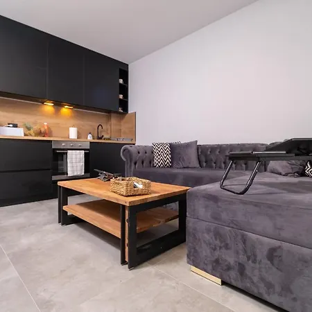 Chic 1br With Balcony In Apartament