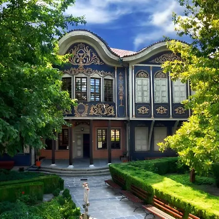 Chic 1br With Balcony In *