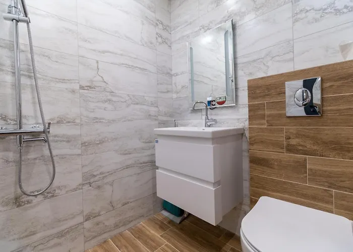 Chic 1br With Balcony In